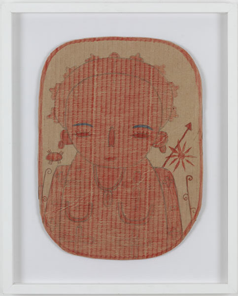 Œuvre d’art brut de Masao Obata représentant une figure dessinée au crayon rouge sur carton récupéré