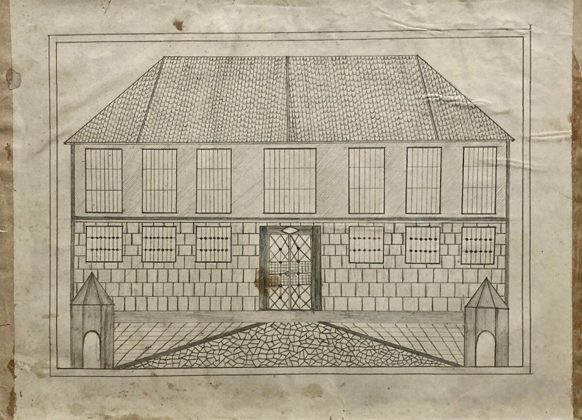 Agustina 02 Dessin au crayon d’Agustina Casals, artiste catalane du début du XXᵉ siècle : paysage structuré avec maisons simples, collines, arbres isolés et composition mêlant perspective frontale, coupe et vue aérienne, style art brut.