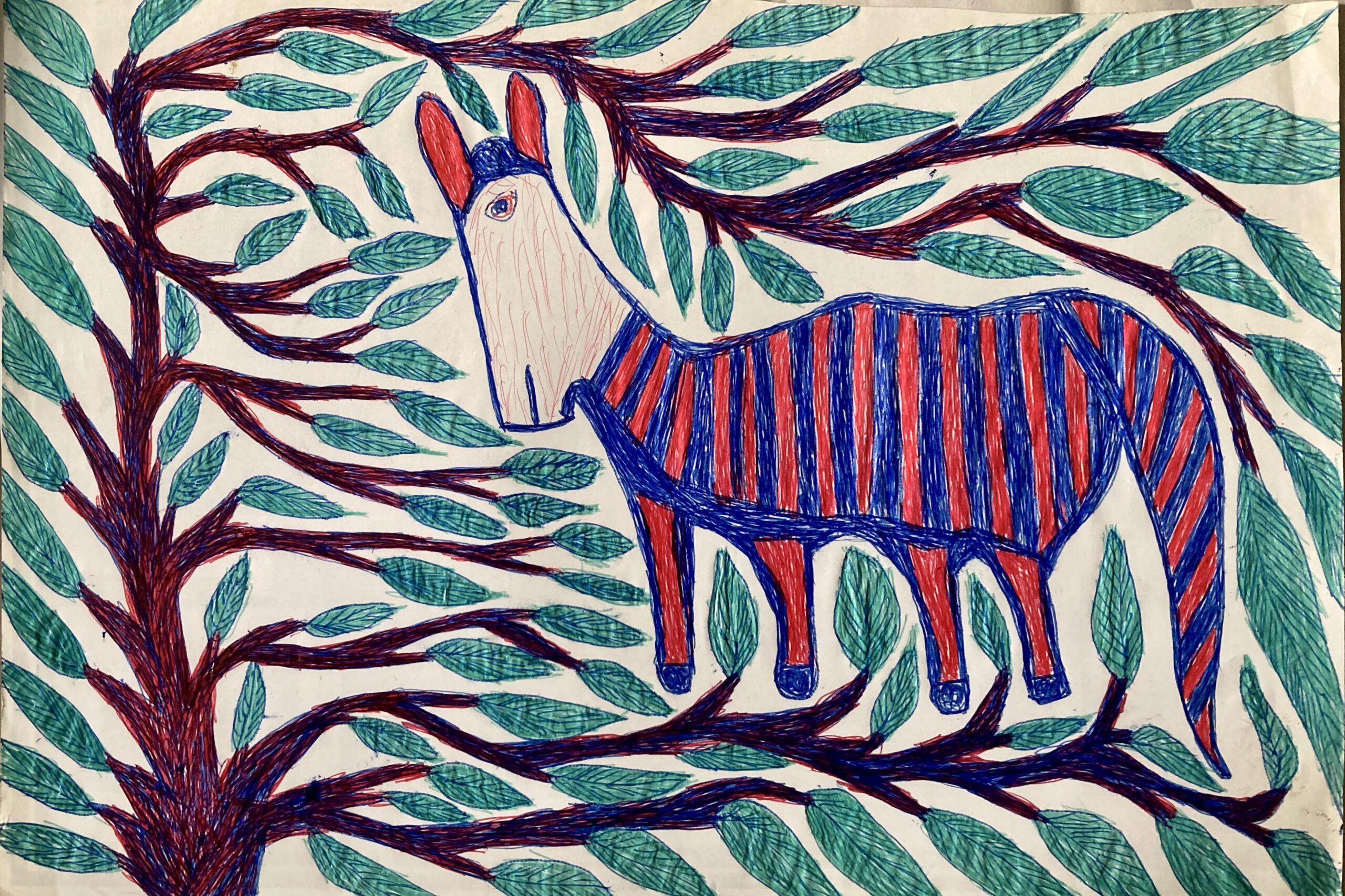Œuvre d’art brut de Salim Karami représentant un âne rayé rouge et bleu dans les branches d’un arbre