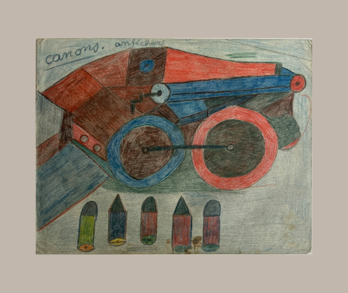 charles-schley-canon-taupe Dessin de Charles Schley représentant un canon au tube bleu, avec deux grandes roues bleue et rouge et cinq projectiles alignés au-dessous.